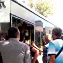 İstanbulluların otobüs çilesi bitmiyor: Bu sefer arızalanan kapıyı tamir etmeye çalıştılar